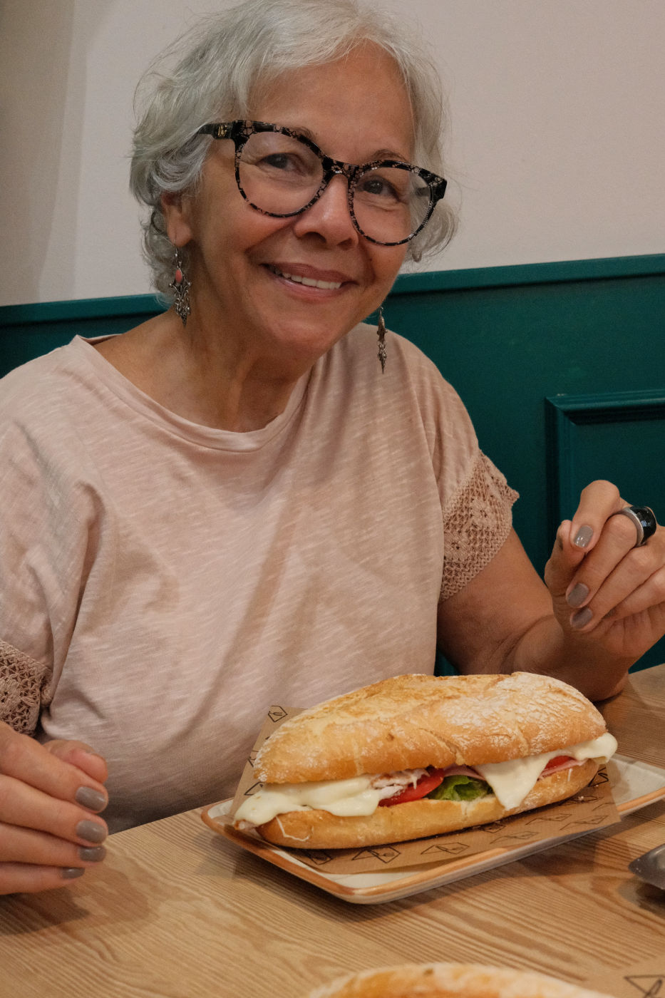 Eu comendo o sanduíche