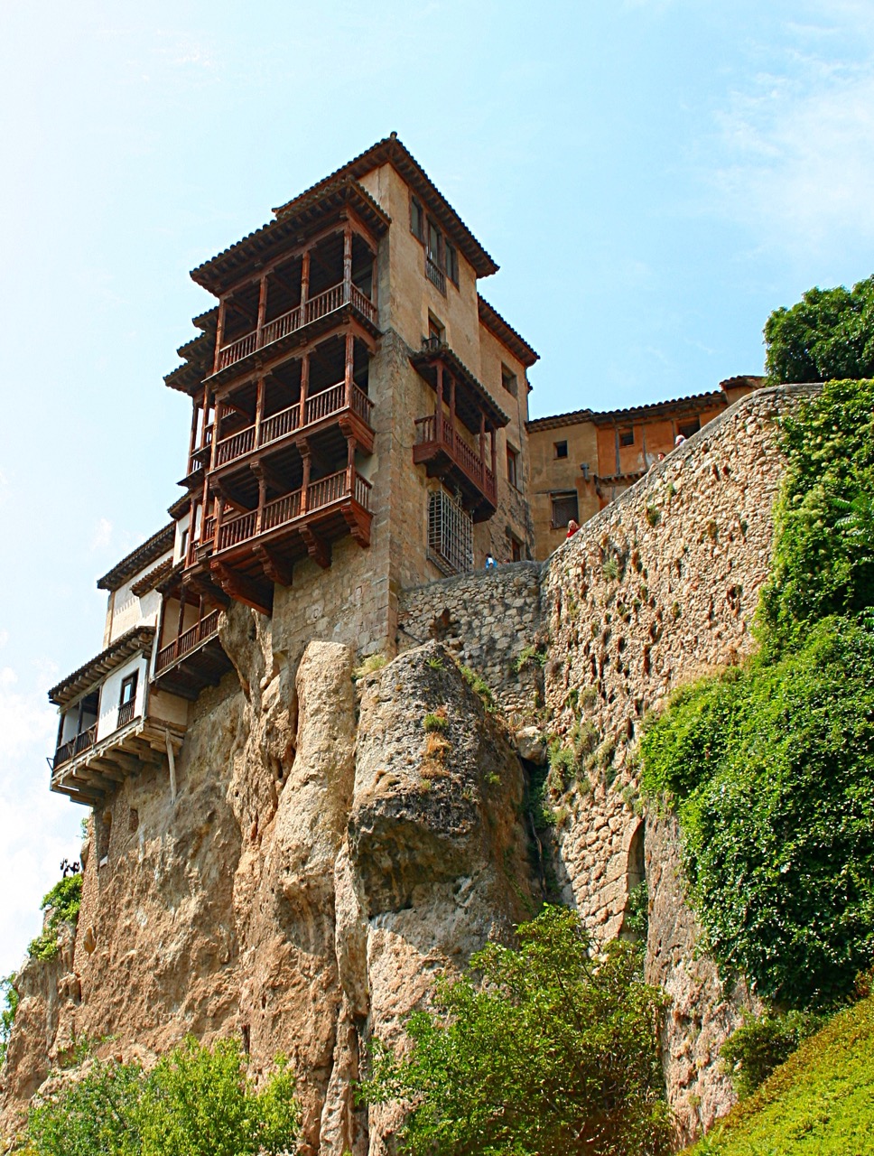 casas penduradas sobre penhascos em Cuenca, na Espanha