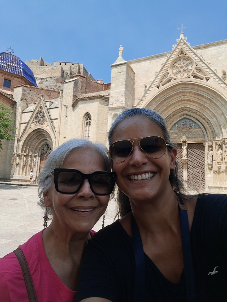 com minha filha em frente a igreja gótica