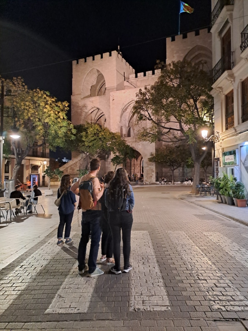 passeio de despedida, terminando em frente a Torre de Serranos