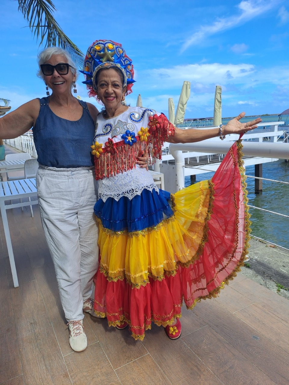 com minha amiga Prazeres e sua fantasia carnavalesca, na confraternização das ex-alunas do IEP