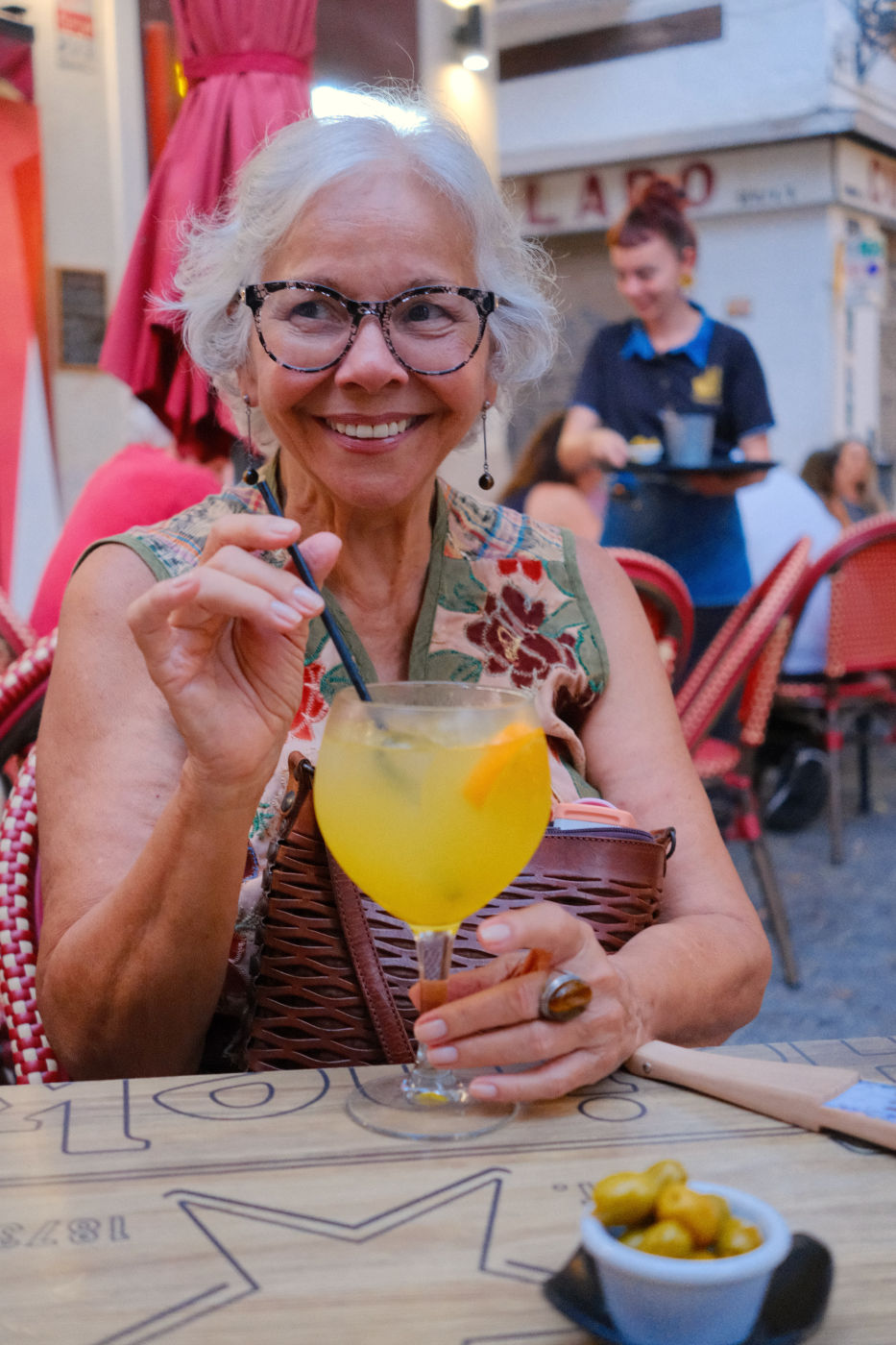 Mariza bebericando um coquetel chamado Água de Valencia